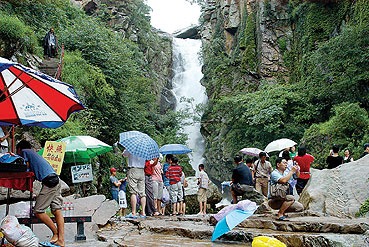 連云港漁灣風(fēng)景區(qū) 飛瀑流泉引客來，自然勝境展新顏